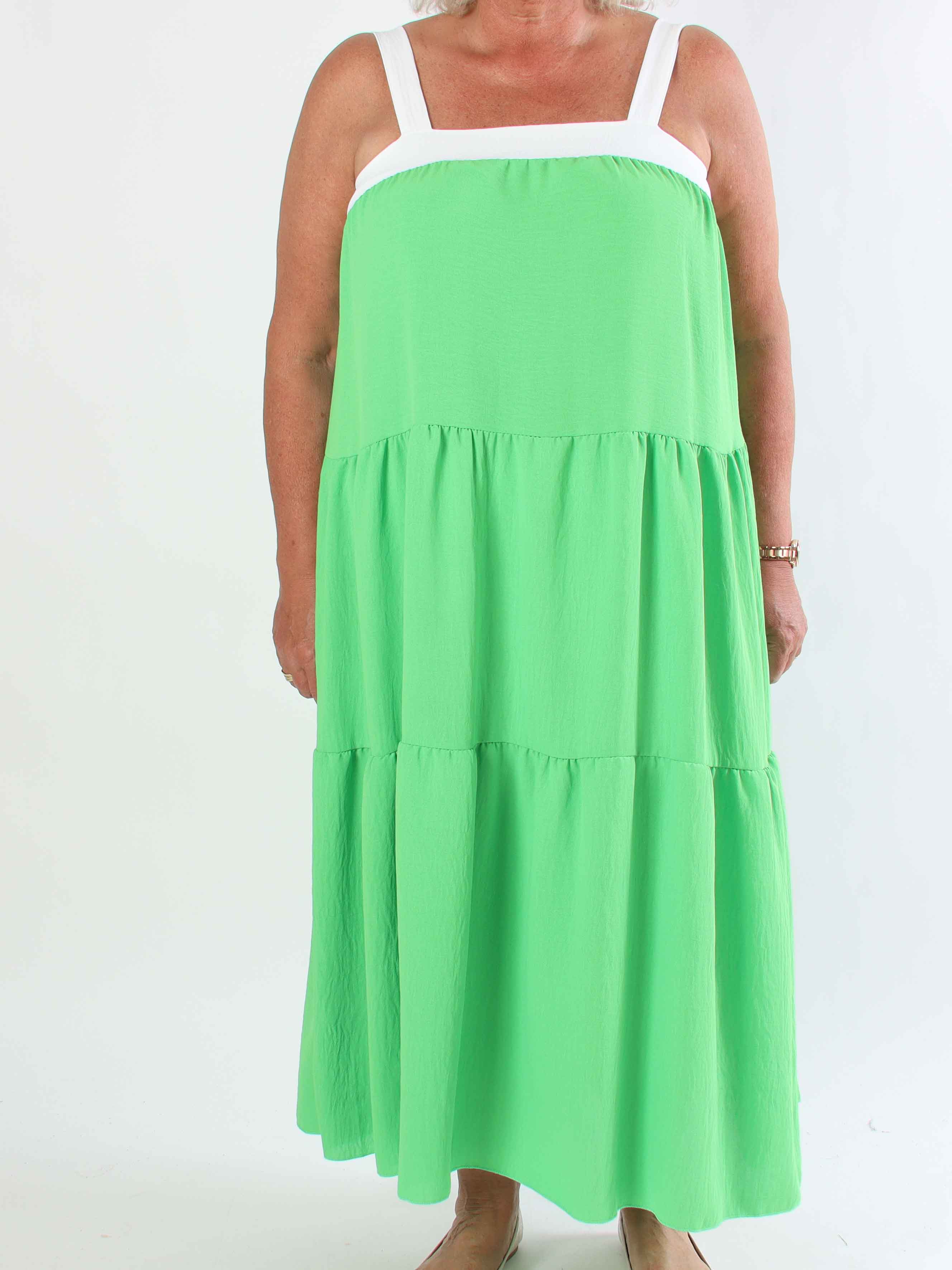 Glenna - Lång plus size klänning i viskos med vita axelband